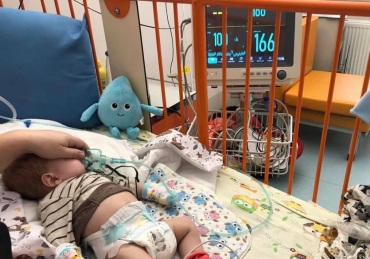 Wstrząsająca relacja lekarki: noworodek walczy o życie. W jego domu nikt się nie zaszczepił